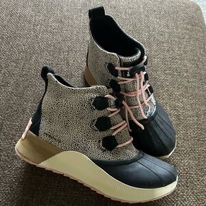 Sorel youth out ‘N about boots